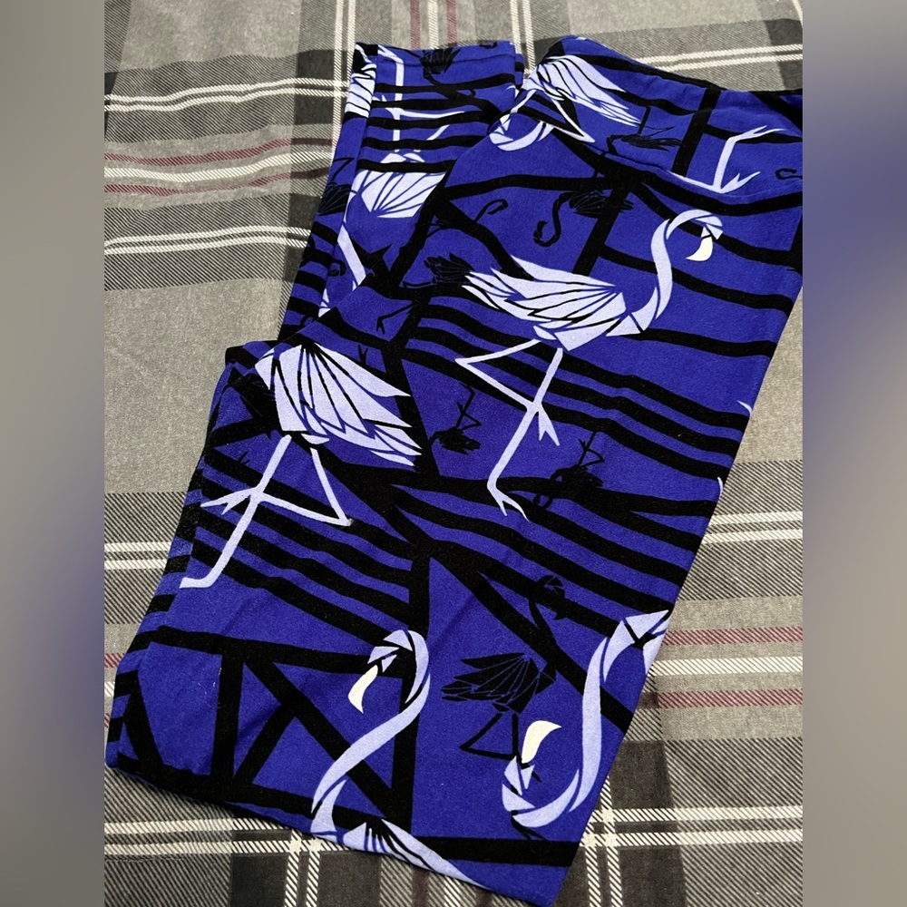 Lularoe tall & curvy leggings.  Worn only once. Cute flamingo pattern